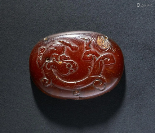 Arte Cinese An amber amulet carved with chilong China,