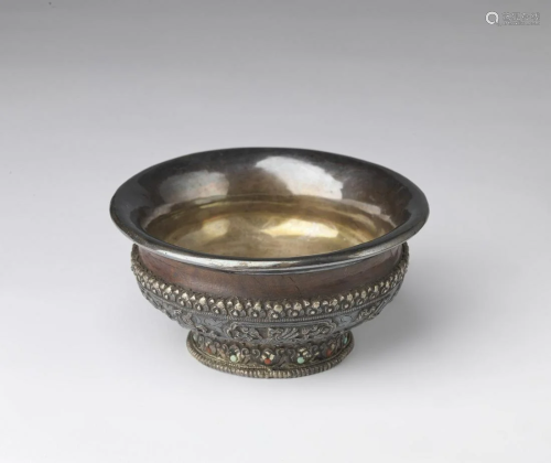 Arte Himalayana A silver and root wood bowl Tibet,