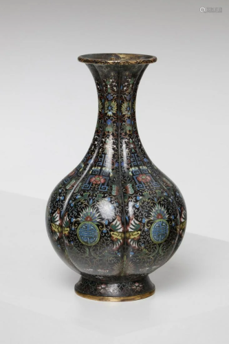 Arte Cinese A fluted cloisonnÃ¨ vase decorated with