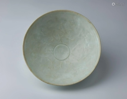 Arte Cinese A qingbai pottery bowl engraved with cloud