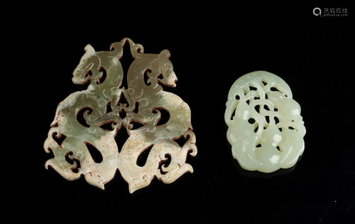 Arte Cinese Two jade pendants carved with dragons and