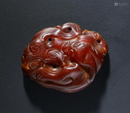 Arte Cinese An amber amulet carved in the shape of a