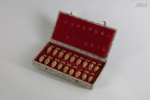 Arte Cinese A set of 18 seed carved miniature heads