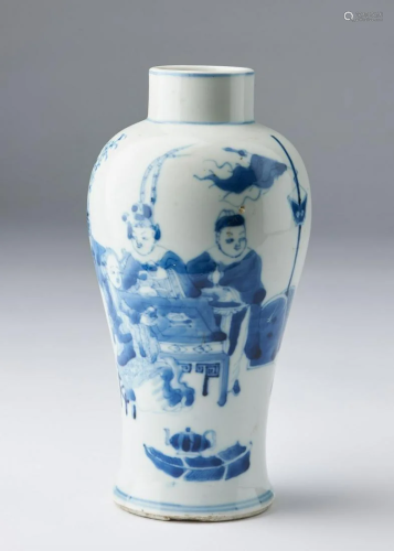 Arte Cinese A blue and white porcelain vase painted