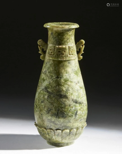 Arte Cinese A spinach jade vase carved with archaic