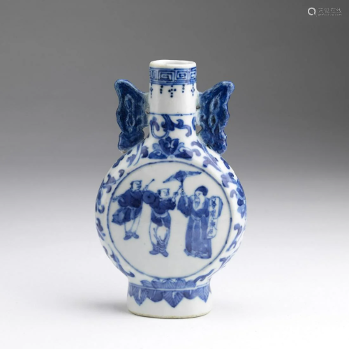 Arte Cinese A blue and white porcelain flask painted