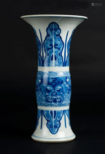 Arte Cinese A trumphet blue and white porcelain vase