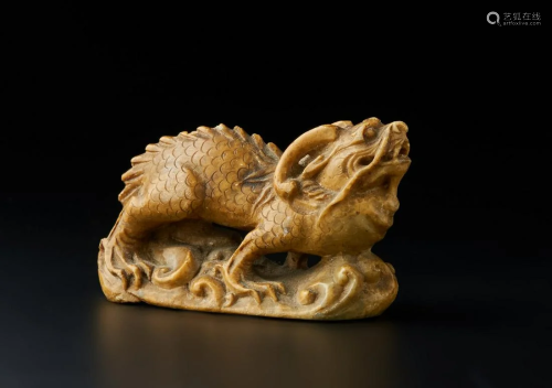 Arte Cinese A dragon shaped soapstone carving China,