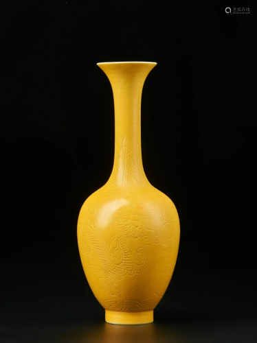 Arte Cinese A yellow glazed porcelain vase bearing a