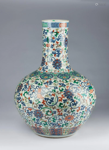 Arte Cinese A large tianchuping wucai porcelain vase