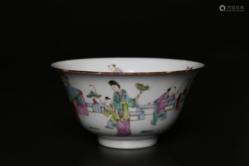 Arte Cinese A porcelain cup with famille rose