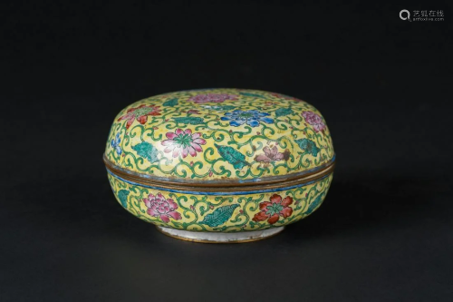 Arte Cinese A metal enamelled box painted with floral