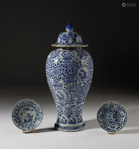 Arte Cinese A blue and white porcelain vase and two