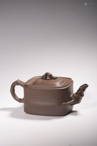 A Chinese zisha teapot