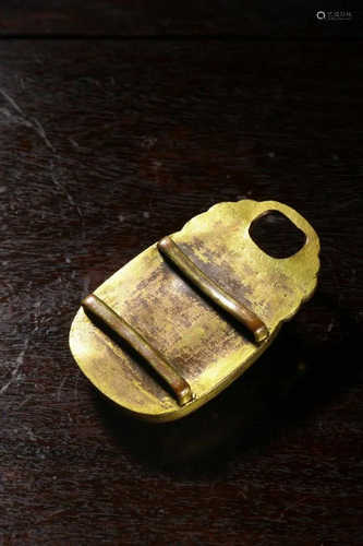 A Chinese gilt bronze belt buckle inlaid with