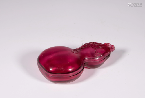 A Chinese Peking red glass double-groud shaped bird