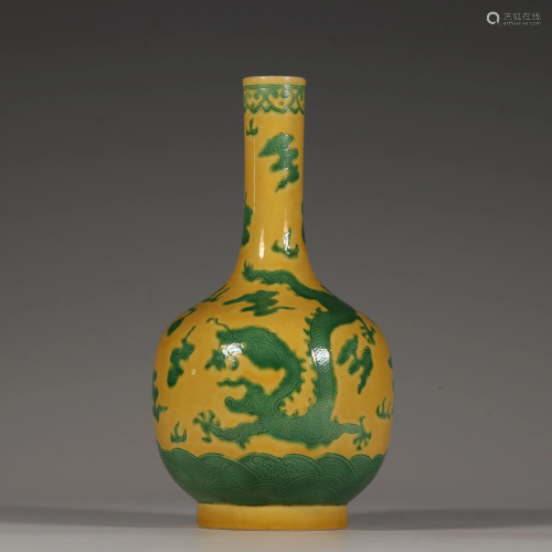 A yellow-glazed green dragon-pattern bottle vase