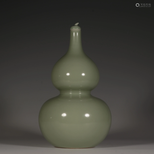 A Celadon Glazed Double Gourd Vase