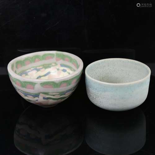 2 Studio pottery bowls, largest 14cm across Both in good ori...