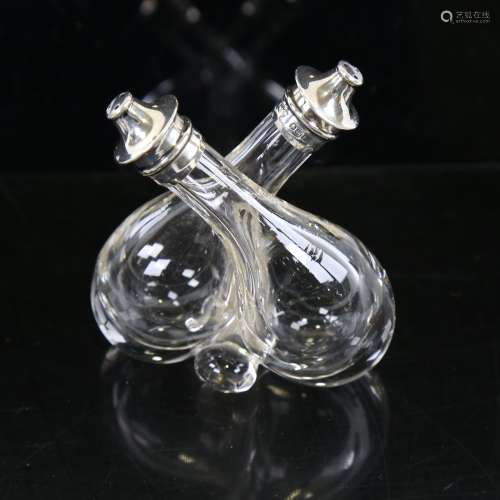 An Edwardian silver-topped glass oil/vinegar cruet, height 7...