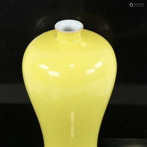 A Chinese yellow glaze porcelain Mei Ping vase, 6 character ...