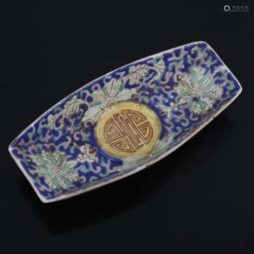 A Chinese famille rose porcelain saucer of rectangular form,...