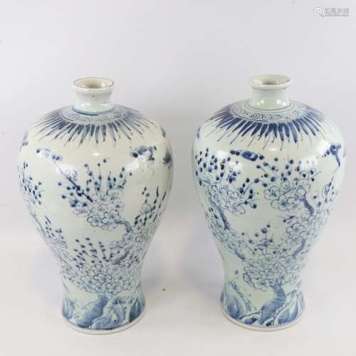 A pair of Chinese blue and white porcelain narrow-neck jars,...