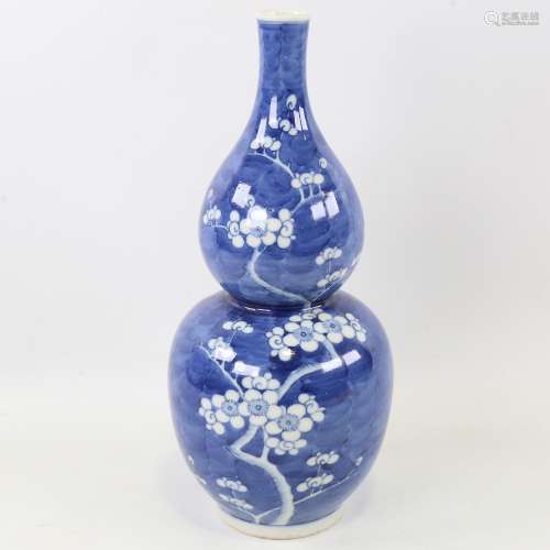 A Chinese blue and white porcelain double-gourd vase, painte...