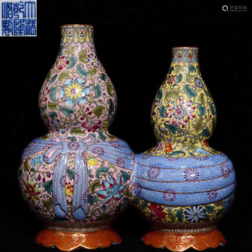 QIANLONG MARK FAMILLE ROSE DOUBLE JOINTED GOURD VASE