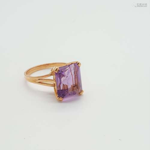 18K黄金戒指（750千分之一），镶嵌紫水晶。转指：57毛重：4.4克