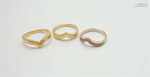 一套三枚戒指，由黄金和18K白金(千分之750)组成V字形，可单独佩戴，...