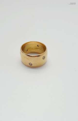 18K黄金大戒指（千分之七百五十），饰以星形镶嵌的8x8小钻石。毛重：8...