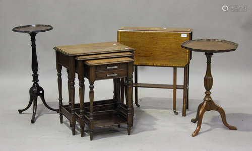 An Edwardian mahogany Sutherland occasional table, height 63...