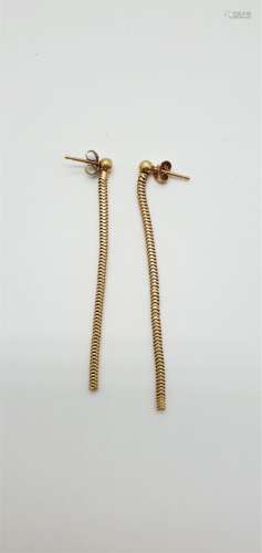 一对18K(千分之七十五)黄金耳环，每对耳环都由一排蛇形网状物形成...