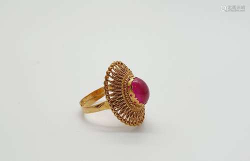 18K黄金戒指（75万分之一），镶嵌一颗凸圆形仿制切割的红色宝石。毛重...