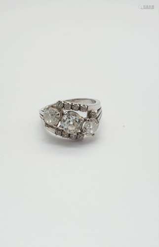 铂金戒指（千分之九百五十），镶嵌三颗老式切割的主钻石，由同样是老...