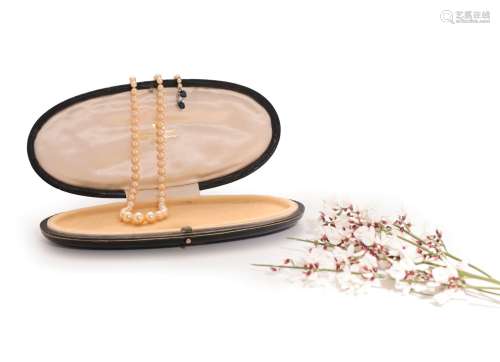 MAUBOUSSIN由103颗精美的金色珍珠组成的项链，排列在秋季，白金扣中...