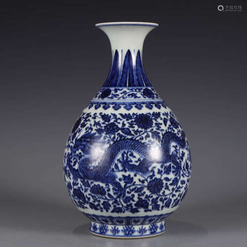 A blue and white dragon pear-shaped vase