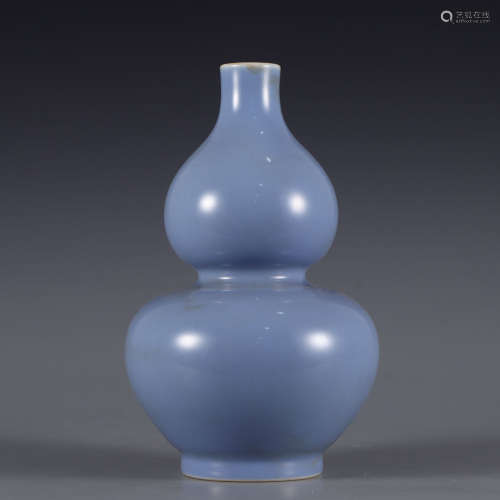 A blue-glazed double-gourd shaped vase