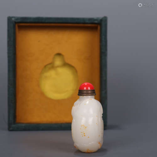 A carved hetian jade chinese mandarin snuff bottle