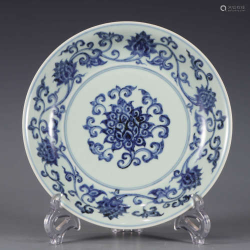 A blue and white interlocking flowers dish