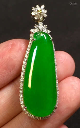 ICY JADEITE PENDANT SHAPED WITH MELON