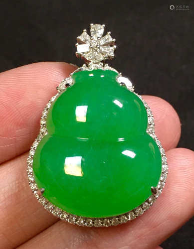 ICY JADEITE PENDANT SHAPED WITH GOURD