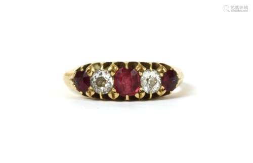 一枚维多利亚时期的18K金红宝石和钻石五石戒指。