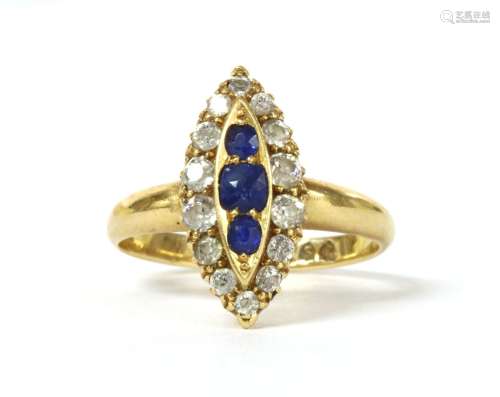 一枚爱德华时代的18K金蓝宝石和钻石榄尖形集群戒指。