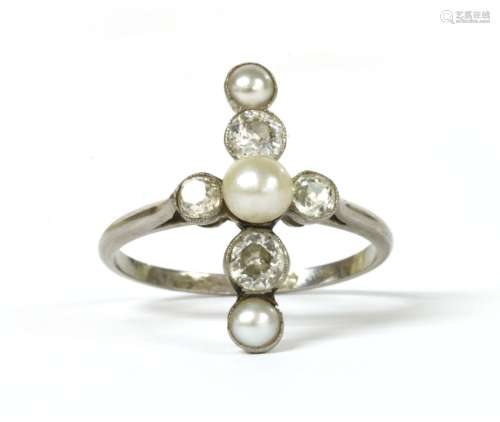 铂金珍珠和钻石戒指。