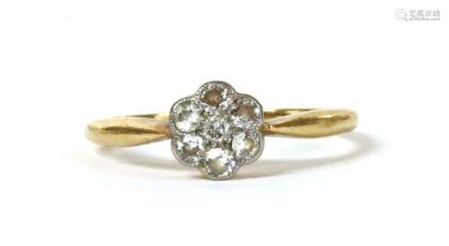 一枚金质镶钻的菊花簇戒指。
