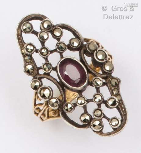 金银戒指，玛瑙镶嵌的椭圆形紫水晶。手指大小：58。毛重：5.7克。