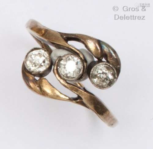 一枚青铜戒指，叶子戒指上镶嵌着三颗老式切割钻石。手指大小：57。毛...