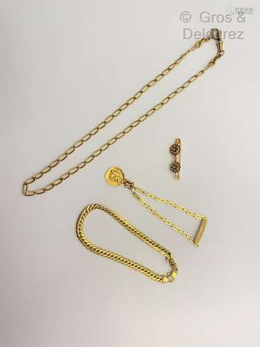 黄金拍品包括一条项链，两条手链，其中一条手链上有一枚描绘圣克里...